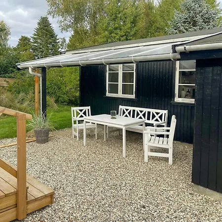 בית נופש Summer House With Sauna Near Udsholt